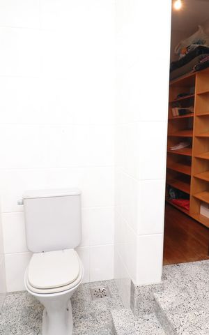 Casa à venda com 450m², 5 quartos e 4 vagasBanheiros da Semi Suíte 1 e 2
