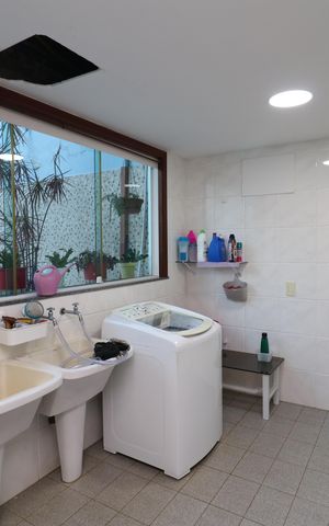Casa à venda com 450m², 5 quartos e 4 vagasLavanderia