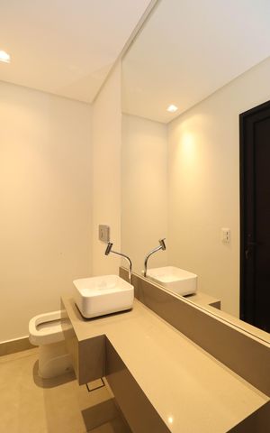 Casa à venda com 340m², 4 quartos e 4 vagas Casa à venda com 340m², 4 quartos e 4 vagasBanheiro da Piscina