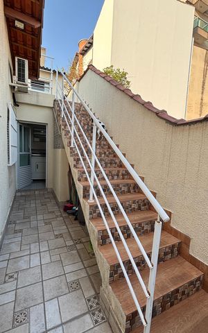 Casa à venda com 191m², 3 quartos e 3 vagas Casa à venda com 191m², 3 quartos e 3 vagasEscada