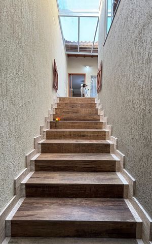 Casa à venda com 191m², 3 quartos e 3 vagas Casa à venda com 191m², 3 quartos e 3 vagasEscada