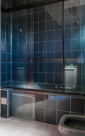 Casa à venda com 456m², 4 quartos e 5 vagasBanheiro da suíte 2