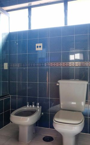 Casa à venda com 456m², 4 quartos e 5 vagasBanheiro da suíte 2