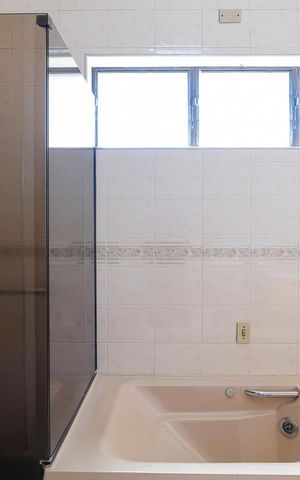 Casa à venda com 456m², 4 quartos e 5 vagasBanheiro da suíte 1