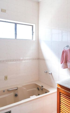 Casa à venda com 456m², 4 quartos e 5 vagasBanheiro da suíte 1