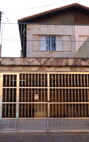 Casa à venda com 140m², 2 quartos e 2 vagasFachada