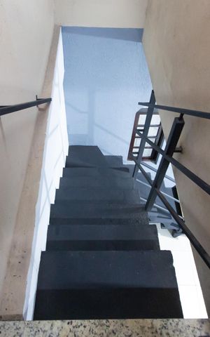 Casa à venda com 298m², 2 quartos e 2 vagas Casa à venda com 298m², 2 quartos e 2 vagasEscada