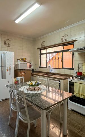 Casa à venda com 349m², 3 quartos e 2 vagas Casa à venda com 349m², 3 quartos e 2 vagasCozinha