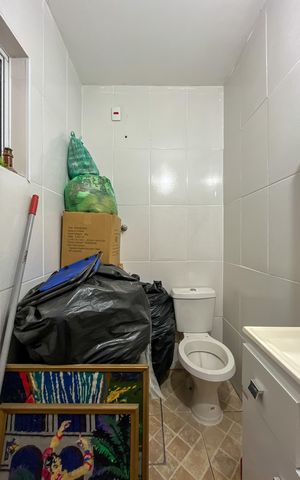 Casa à venda com 349m², 3 quartos e 2 vagas Casa à venda com 349m², 3 quartos e 2 vagasBanheiro de Serviço