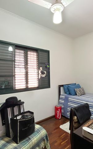 Casa à venda com 349m², 3 quartos e 2 vagas Casa à venda com 349m², 3 quartos e 2 vagasQuarto 1