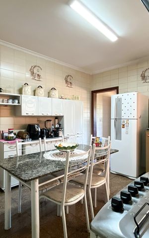 Casa à venda com 349m², 3 quartos e 2 vagas Casa à venda com 349m², 3 quartos e 2 vagasCozinha