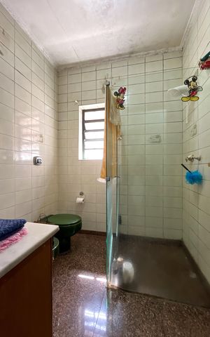 Casa à venda com 349m², 3 quartos e 2 vagas Casa à venda com 349m², 3 quartos e 2 vagasBanheiro Social