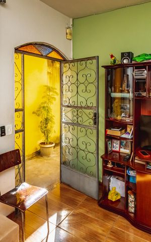 Casa à venda com 180m², 2 quartos e 2 vagasSala