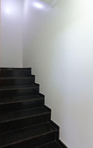 Casa à venda com 104m², 2 quartos e 3 vagasEscada para a sala