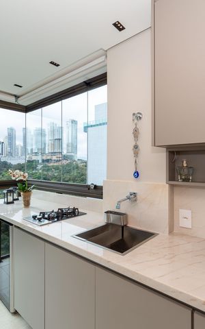 Apartamento à venda com 180m², 3 quartos e 4 vagas Apartamento à venda com 180m², 3 quartos e 4 vagasVaranda