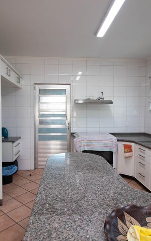 Casa à venda com 510m², 5 quartos e 6 vagas Casa à venda com 510m², 5 quartos e 6 vagasCozinha - Armários