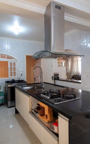 Casa à venda com 400m², 4 quartos e 4 vagas Casa à venda com 400m², 4 quartos e 4 vagasCozinha