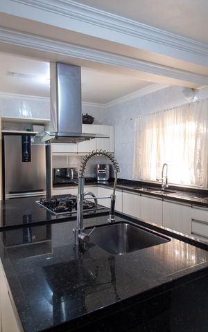 Casa à venda com 400m², 4 quartos e 4 vagas Casa à venda com 400m², 4 quartos e 4 vagasCozinha