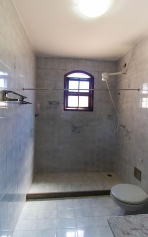 Casa à venda com 200m², 4 quartos e 3 vagas Casa à venda com 200m², 4 quartos e 3 vagasBanheiro 2