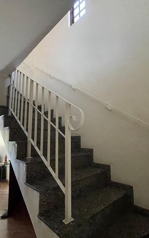 Casa à venda com 182m², 3 quartos e 3 vagas Casa à venda com 182m², 3 quartos e 3 vagasEscada