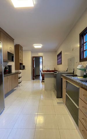 Casa à venda com 182m², 3 quartos e 3 vagas Casa à venda com 182m², 3 quartos e 3 vagasCozinha
