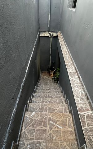 Casa à venda com 98m², 3 quartos e 1 vagaEscada
