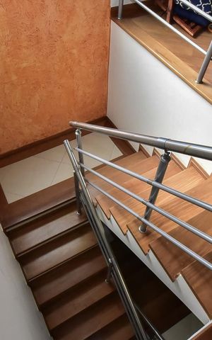 Casa de condomínio à venda com 280m², 3 quartos e 4 vagasEscada