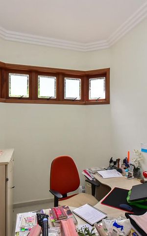 Casa de condomínio à venda com 280m², 3 quartos e 4 vagasEscritório