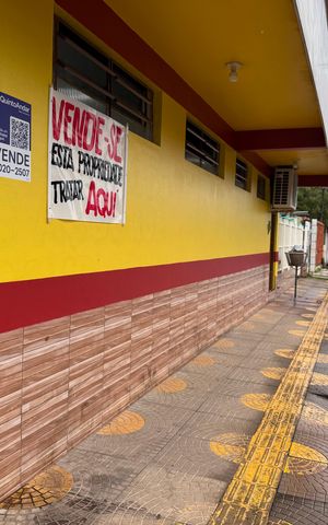 Casa à venda com 286m², 3 quartos e 1 vaga Casa à venda com 286m², 3 quartos e 1 vagaFachada