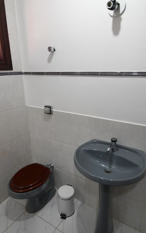 Casa de condomínio à venda com 604m², 4 quartos e 6 vagasBanheiro de serviço