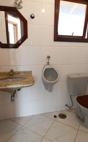 Casa de condomínio à venda com 604m², 4 quartos e 6 vagasBanheiro da Piscina