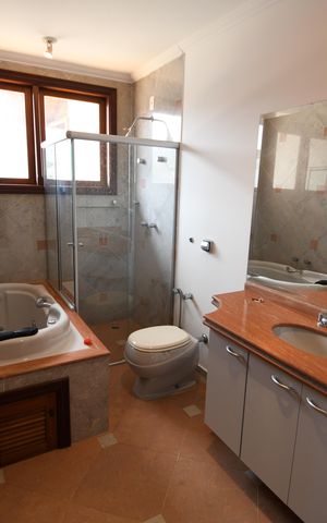 Casa de condomínio à venda com 604m², 4 quartos e 6 vagasBanheiro da Suíte 2