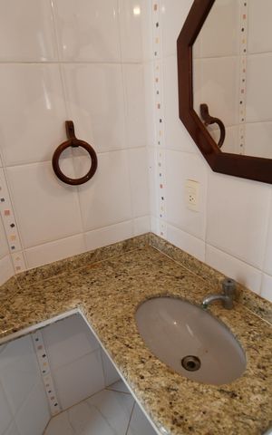 Casa de condomínio à venda com 604m², 4 quartos e 6 vagasBanheiro da Piscina