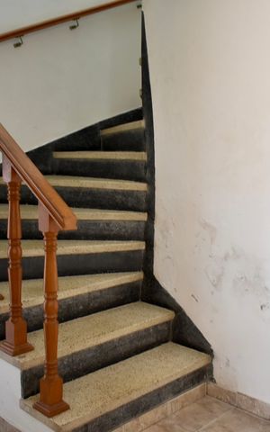 Casa à venda com 190m², 3 quartos e 2 vagas Casa à venda com 190m², 3 quartos e 2 vagasEscada