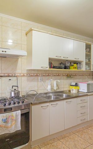 Casa à venda com 254m², 4 quartos e 5 vagas Casa à venda com 254m², 4 quartos e 5 vagasCozinha