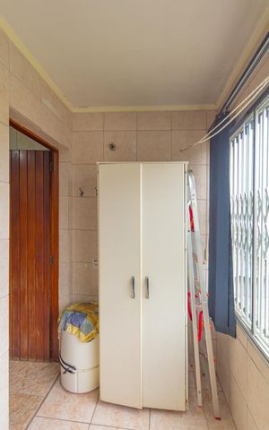 Casa à venda com 254m², 4 quartos e 5 vagas Casa à venda com 254m², 4 quartos e 5 vagasÁrea de Serviço