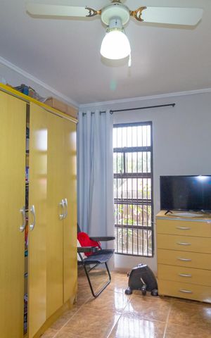 Casa à venda com 254m², 4 quartos e 5 vagas Casa à venda com 254m², 4 quartos e 5 vagasQuarto 2