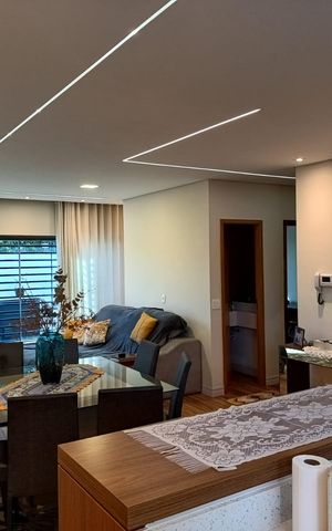 Casa à venda com 318m², 4 quartos e 6 vagas Casa à venda com 318m², 4 quartos e 6 vagasSala