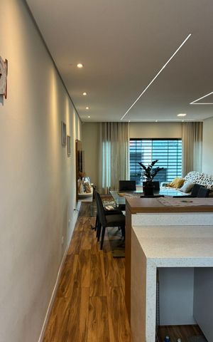 Casa à venda com 318m², 4 quartos e 6 vagas Casa à venda com 318m², 4 quartos e 6 vagasSala