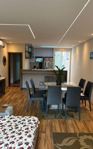 Casa à venda com 318m², 4 quartos e 6 vagas Casa à venda com 318m², 4 quartos e 6 vagasSala