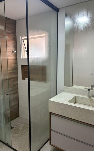 Casa à venda com 318m², 4 quartos e 6 vagas Casa à venda com 318m², 4 quartos e 6 vagasBanheiro 4