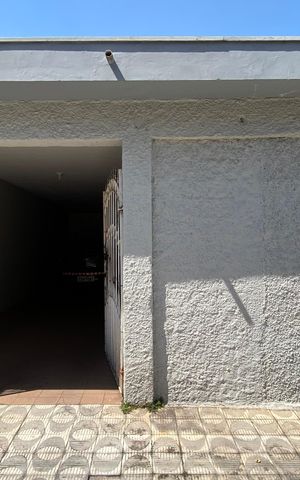 Casa à venda com 249m², 2 quartos e 4 vagas Casa à venda com 249m², 2 quartos e 4 vagasFachada + placa