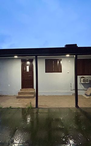 Casa à venda com 40m², 2 quartos e sem vaga Casa à venda com 40m², 2 quartos e sem vagaFachada