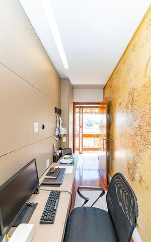 Casa à venda com 560m², 3 quartos e 3 vagas Casa à venda com 560m², 3 quartos e 3 vagasEscritório