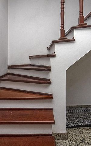 Casa à venda com 180m², 4 quartos e 2 vagasEscada