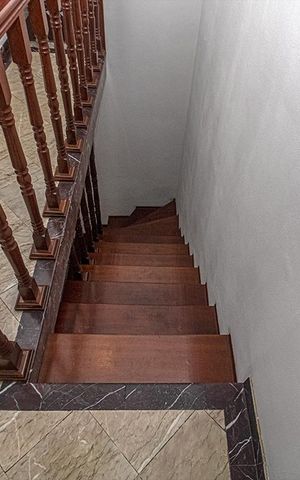 Casa à venda com 180m², 4 quartos e 2 vagasEscada