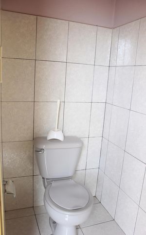Casa à venda com 220m², 3 quartos e 8 vagasBanheiro de Serviço