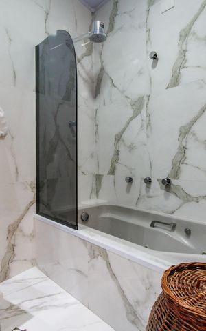 Casa para alugar com 255m², 3 quartos e 2 vagas Casa para alugar com 255m², 3 quartos e 2 vagasBanheiro da Suíte 2