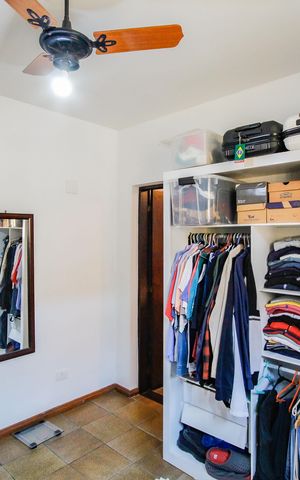 Casa para alugar com 255m², 3 quartos e 2 vagas Casa para alugar com 255m², 3 quartos e 2 vagasCloset da suíte 2
