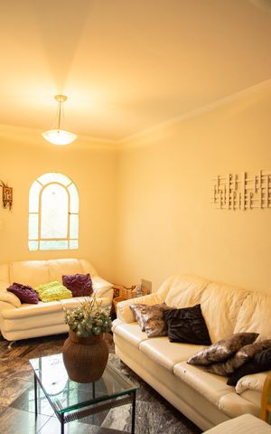Casa à venda com 660m², 4 quartos e 4 vagas Casa à venda com 660m², 4 quartos e 4 vagasSala